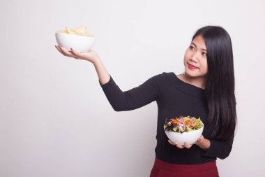 Patates cipsi ve beyaz zemin üzerine salata ile genç Asyalı kadın