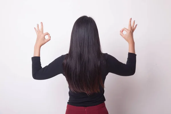 Achteraanzicht Van Aziatische Vrouw Dubbele Hand Ziekteverschijnsel Vertonen Witte Achtergrond — Stockfoto