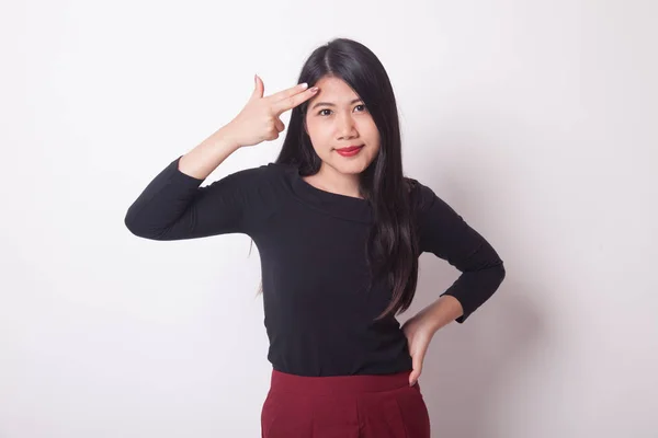 Vacker Ung Asiatisk Kvinna Håller Fingrarna Pistol Gest Vit Bakgrund — Stockfoto