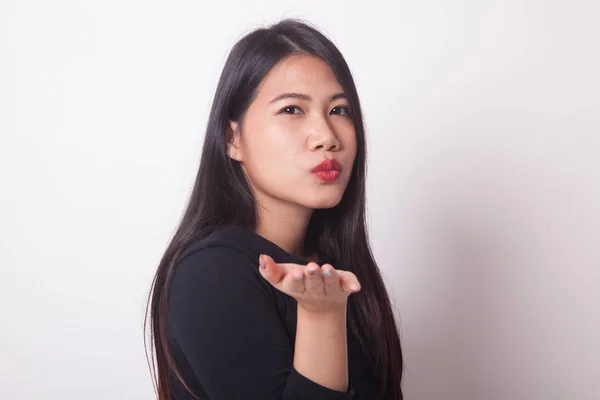 Όμορφη Νεαρή Γυναίκα Της Ασίας Φυσήξει Ένα Φιλί Λευκό Φόντο — Φωτογραφία Αρχείου