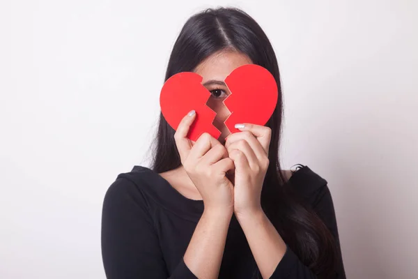 Hermosa Joven Mujer Asiática Con Corazón Roto Sobre Fondo Blanco —  Fotos de Stock