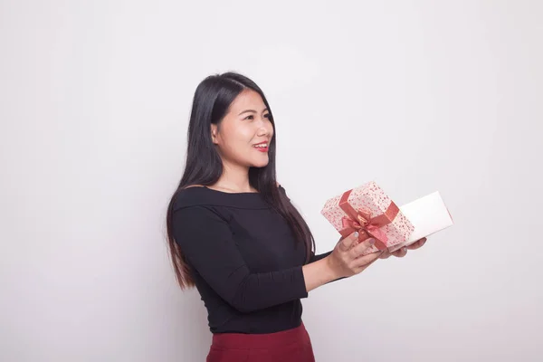 Ung Asiatisk Kvinna Öppna Presentförpackning Vit Bakgrund — Stockfoto