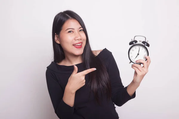 Jeune Femme Asiatique Pointent Vers Une Horloge Sur Fond Blanc — Photo