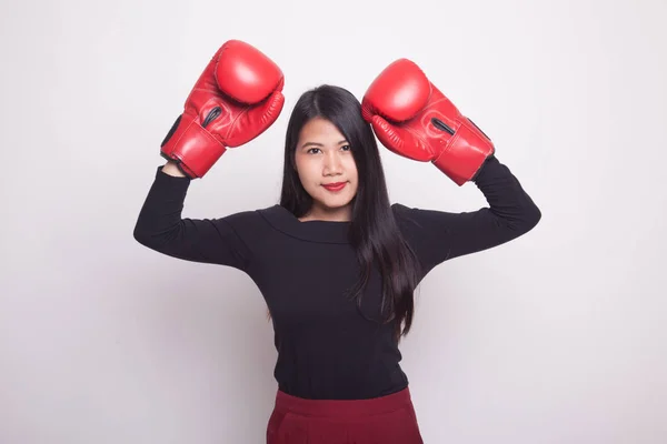 Joven Mujer Asiática Con Guantes Boxeo Rojos Sobre Fondo Blanco — Foto de Stock