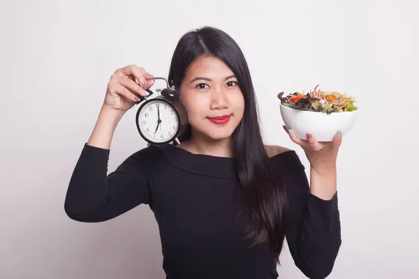 Ung Asiatisk Kvinna Med Klocka Och Sallad Vit Bakgrund — Stockfoto