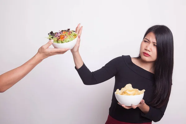 Jonge Aziatische Vrouw Met Aardappelchips Nee Zeggen Tegen Salade Witte — Stockfoto