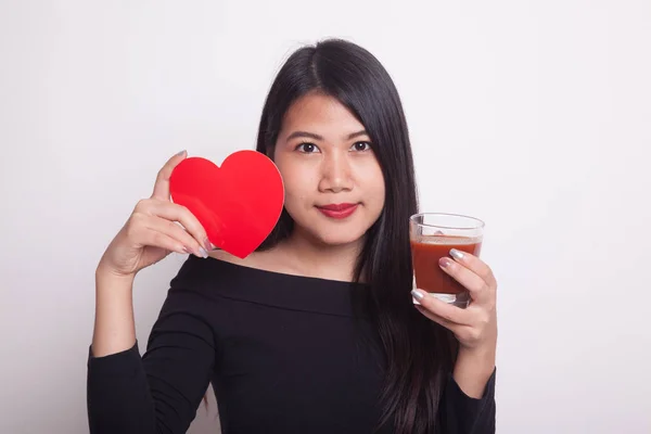Joven Mujer Asiática Con Jugo Tomate Corazón Rojo Sobre Fondo —  Fotos de Stock