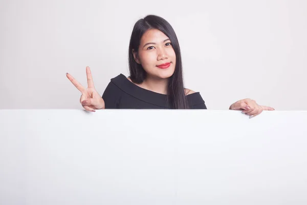 Ung Asiatisk Kvinna Visa Seger Skylt Med Tom Logga Vit — Stockfoto