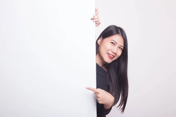 Ung Asiatisk Kvinna Peka Ett Tomt Tecken Vit Bakgrund — Stockfoto