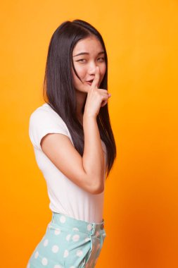 Asyalı kız gösteri oldukça el işareti parlak sarı zemin üzerine