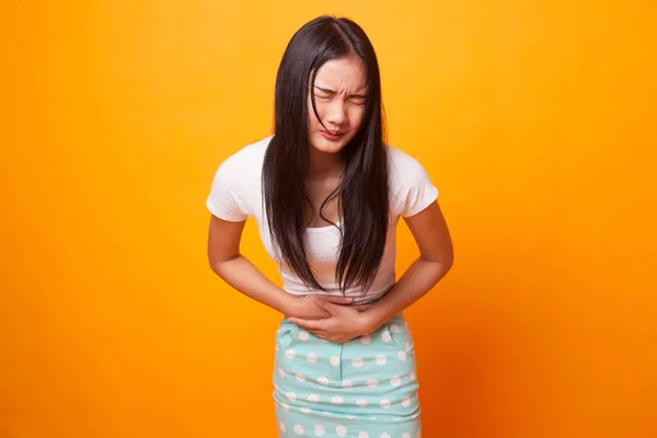 Joven Mujer Asiática Tiene Dolor Estómago Sobre Fondo Amarillo Brillante —  Fotos de Stock