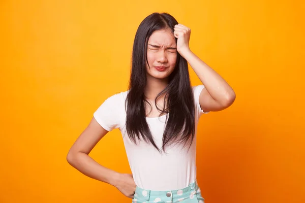 Ung Asiatisk Kvinna Fick Sjuka Och Huvudvärk Ljusa Gul Bakgrund — Stockfoto