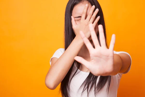 Joven Asiática Mujer Ocultar Cara Brillante Amarillo Fondo — Foto de Stock