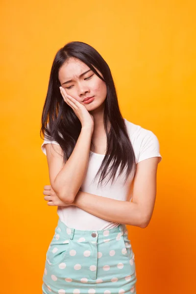 Schöne Junge Asiatische Frau Langweilen Sich Auf Leuchtend Gelbem Hintergrund — Stockfoto