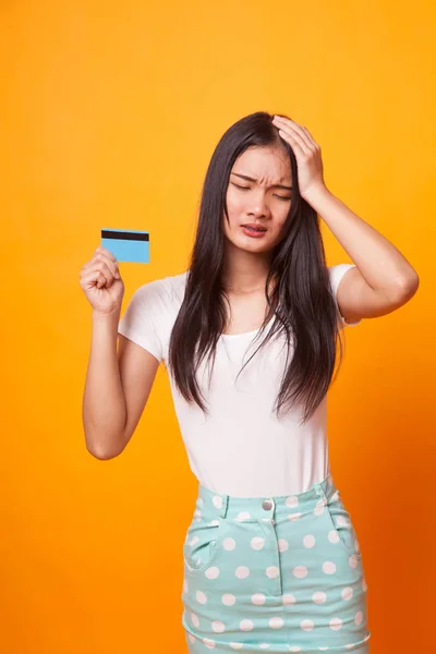 Jonge Aziatische Vrouw Hoofdpijn Met Een Lege Kaart Heldere Gele — Stockfoto