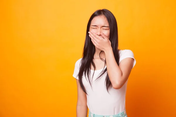 Schläfrige Junge Asiatische Frau Gähnt Auf Leuchtend Gelbem Hintergrund — Stockfoto