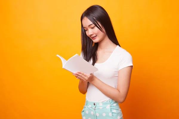 Junge Asiatische Frau Las Ein Buch Auf Leuchtend Gelbem Hintergrund — Stockfoto