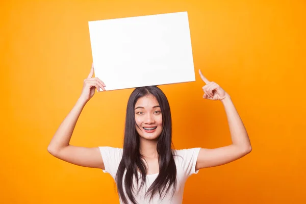 Joven Mujer Asiática Apuntan Signo Blanco Sobre Fondo Amarillo Brillante —  Fotos de Stock