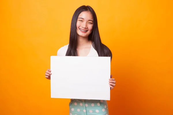 Jeune Femme Asiatique Avec Blanc Signe Blanc Sur Fond Jaune — Photo