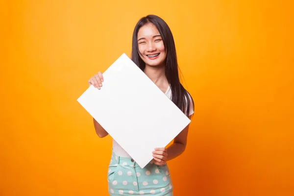 Ung Asiatisk Kvinna Med Vit Blank Skylt Ljusa Gul Bakgrund — Stockfoto