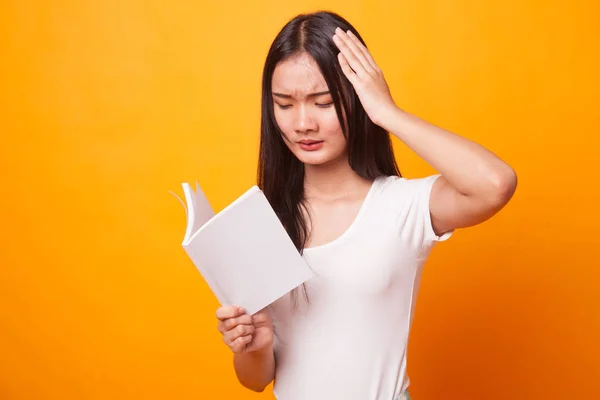 Ung Asiatisk Kvinna Fick Huvudvärk Läs Bok Ljusa Gul Bakgrund — Stockfoto