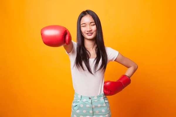 Mujer Asiática Joven Con Guantes Boxeo Rojos Sobre Fondo Amarillo —  Fotos de Stock