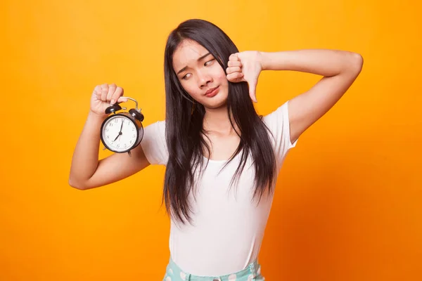 Joven Mujer Asiática Pulgares Abajo Con Reloj Sobre Fondo Amarillo — Foto de Stock