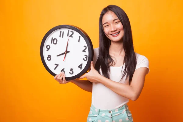 Jeune Femme Asiatique Avec Une Horloge Sur Fond Jaune Vif — Photo