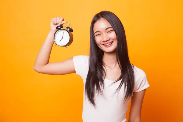 Jeune Femme Asiatique Avec Une Horloge Sur Fond Jaune Vif — Photo