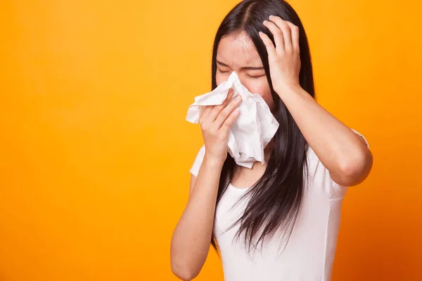 Jeune Femme Asiatique Est Tombé Malade Grippe Sur Fond Jaune — Photo