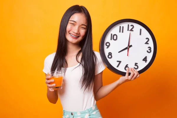 Mujer Asiática Con Reloj Beber Jugo Naranja Sobre Fondo Amarillo —  Fotos de Stock