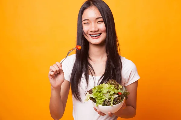 Friska Asiatisk Kvinna Med Sallad Ljusa Gul Bakgrund — Stockfoto