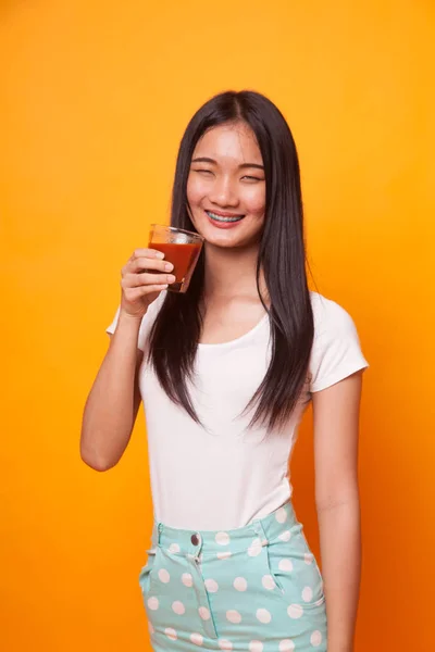 Joven Mujer Asiática Beber Jugo Tomate Sobre Fondo Amarillo Brillante —  Fotos de Stock