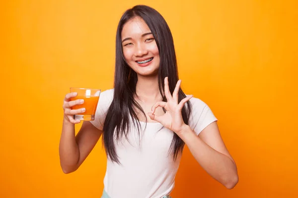 Νεαρή Γυναίκα Της Ασίας Δείχνουν Πίνουν Χυμό Πορτοκαλιού Φωτεινό Κίτρινο — Φωτογραφία Αρχείου