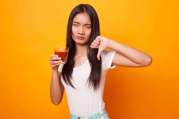 Giovane Donna Asiatica Pollici Giù Odio Succo Pomodoro Sfondo Giallo — Foto Stock