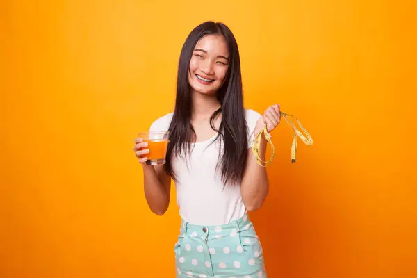 Joven Mujer Asiática Beber Jugo Naranja Mantenga Cinta Métrica Sobre —  Fotos de Stock