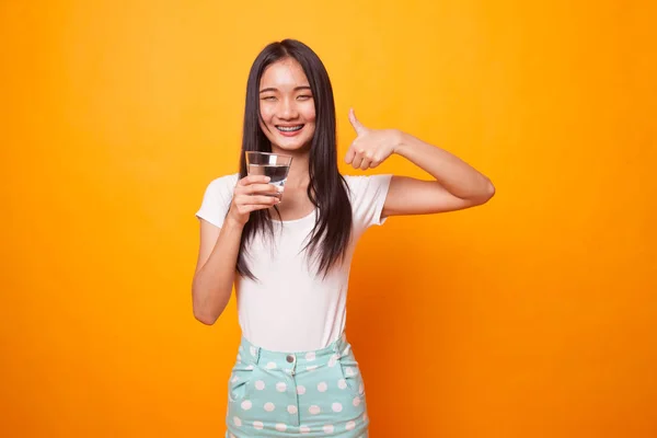 Joven Mujer Asiática Pulgares Arriba Con Vaso Agua Potable Sobre — Foto de Stock