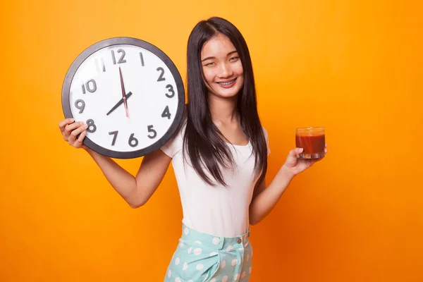 Joven Mujer Asiática Con Jugo Tomate Reloj Sobre Fondo Amarillo — Foto de Stock