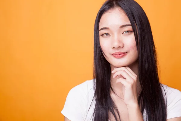 Retrato Una Hermosa Joven Asiática Sobre Fondo Amarillo Brillante — Foto de Stock