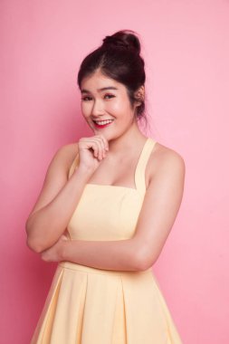 Pembe arka planda güzel bir Asyalı kadının portresi.
