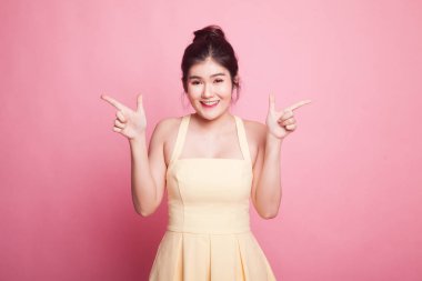 Sol ve sağ pembe arka plan noktasına genç Asyalı kadın