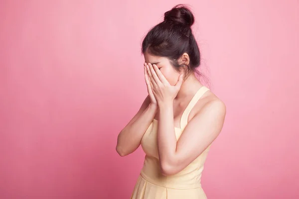 Triste Joven Asiática Llorando Con Palma Mano Fondo Rosa —  Fotos de Stock