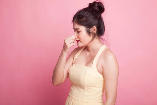 Genç Asyalı Kadın Pembe Arka Plandaki Kötü Koku Yüzünden Burnunu — Stok fotoğraf