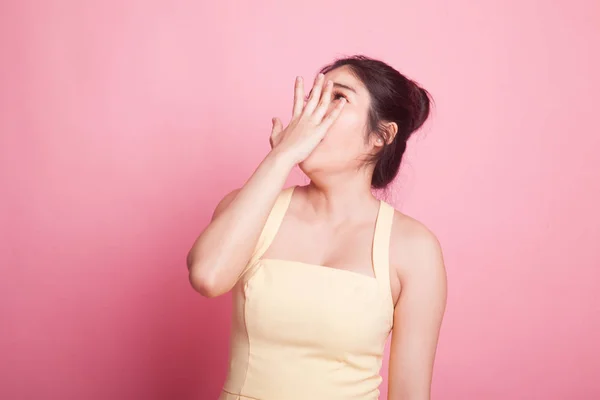 Sleepy Joven Asiático Mujer Bostezo Rosa Fondo —  Fotos de Stock