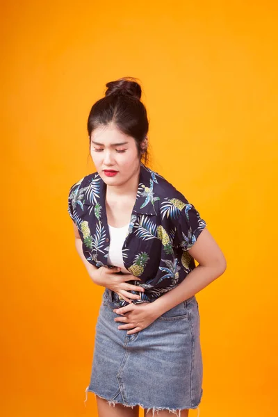 Young Asian Woman Got Stomachache Tropical Shirt Yellow Background — Stock Photo, Image