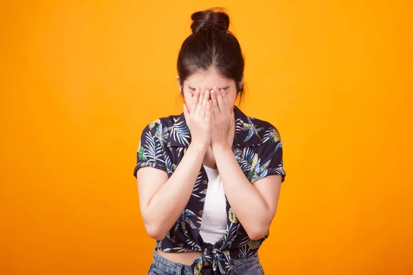 Sad Young Asian Woman Cry Palm Face Tropical Shirt Yellow — Stock Photo, Image