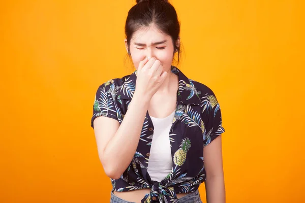 Ung Asiatisk Kvinna Hålla Hennes Näsa Grund Dålig Lukt Tropiska — Stockfoto