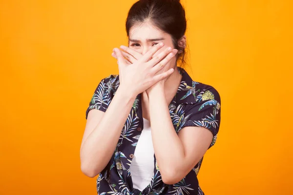 Beautiful Young Asian Woman Close Her Mouth Tropical Shirt Yellow — Stock Photo, Image