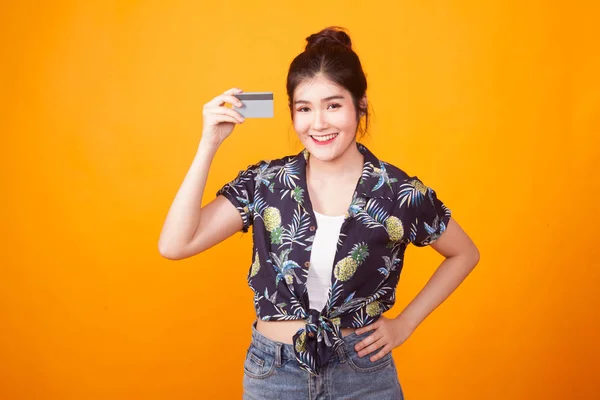 Jovem Mulher Asiática Sorrir Com Cartão Branco Camisa Tropical Fundo — Fotografia de Stock