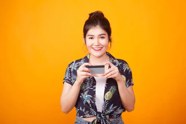Jeune Femme Asiatique Sourire Avec Carte Blanche Chemise Tropicale Sur — Photo
